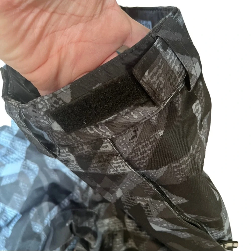 Columbia Omni-Tech™ Youth Snow Pants Medium – Geometric Print